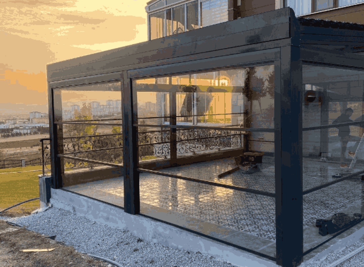 İşletmeler ve Konutlar İçin Giyotin Cam Sistemleri Rehberi